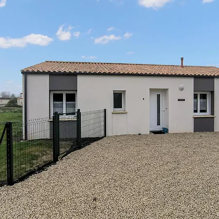 3 Bedroom Pet Friendly In La Jonchere