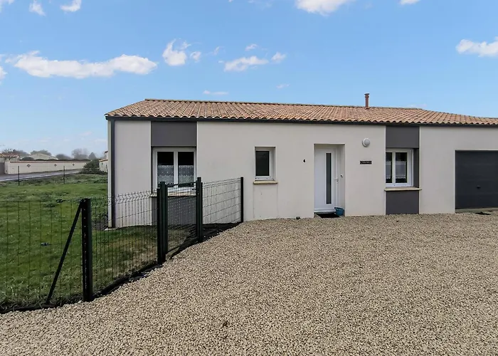 3 Bedroom Pet Friendly In La Jonchere